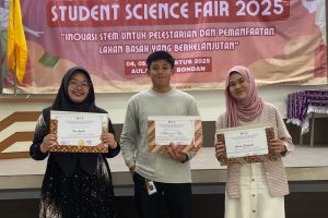 Nor Amelia & Amelia Khadijah Raih Juara 2 Debat Ilmiah Nasional Student Science Fair 2025